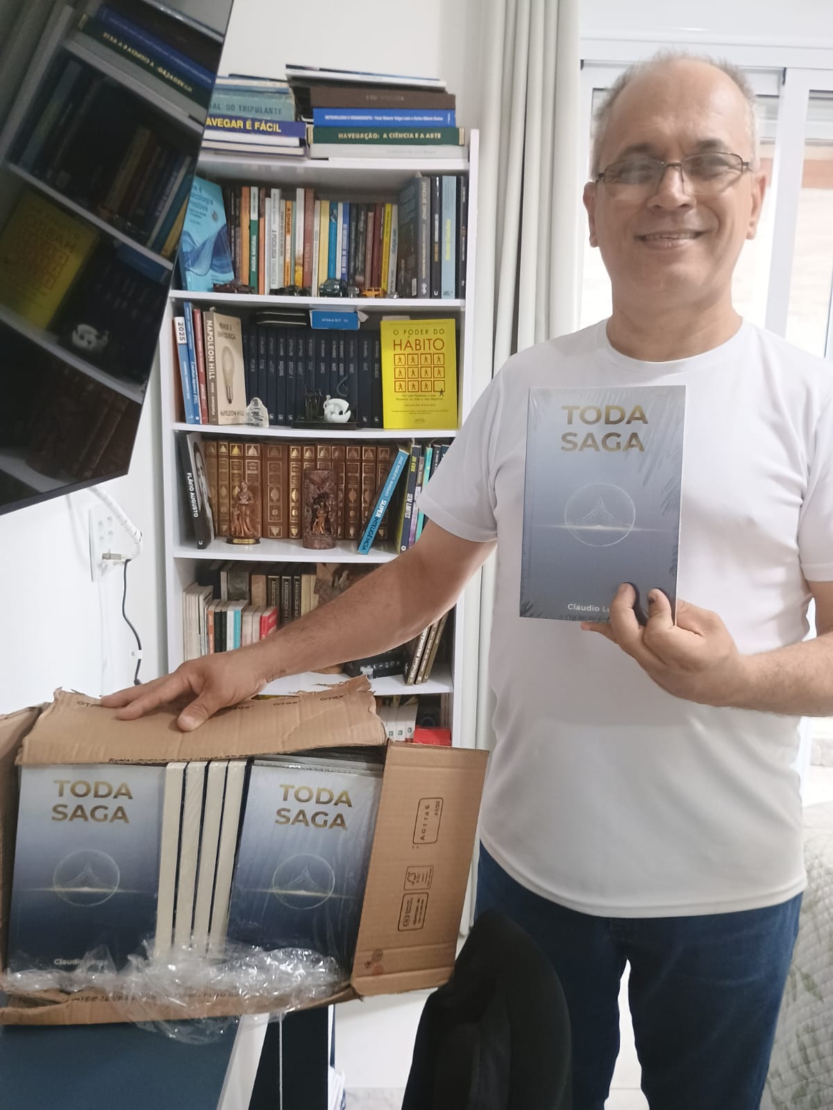 Cláudio Lessa com seus livros